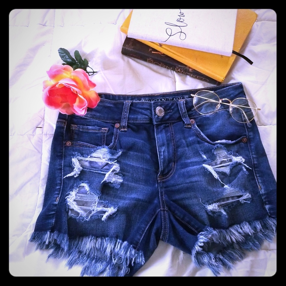 Distress mid-rise short médium blue wash